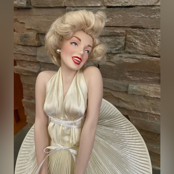 Franklin Mint porcelain Marilyn Monroe. 18” tall from “ The Seven Year I… - Picture 6 of 9